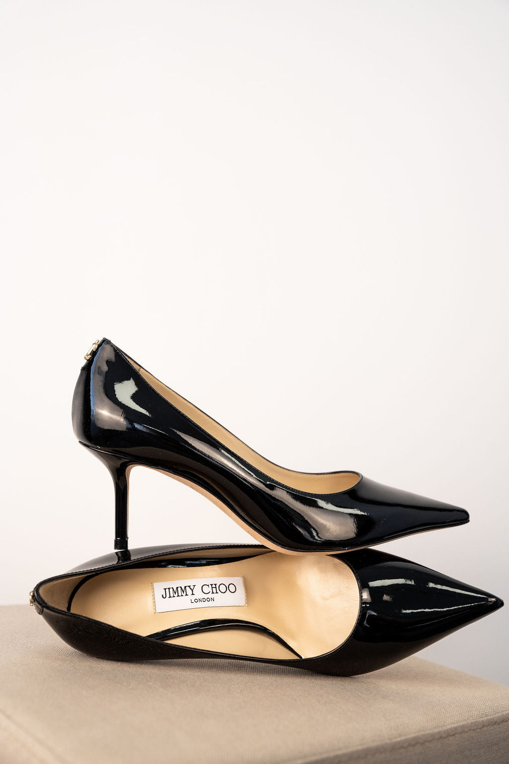 Escarpins Jimmy Choo Love 65 en cuir verni noir avec bout pointu effilé, talon stiletto 65mm, semelle cuir poli et logo métallique au talon, maroquinerie italienne_Vue complète