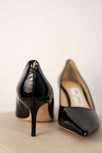 Escarpins Jimmy Choo Love 65 en cuir verni noir avec bout pointu effilé, talon stiletto 65mm, semelle cuir poli et logo métallique au talon, maroquinerie italienne
_talons
