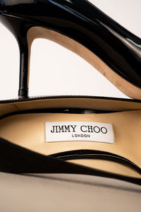 Escarpins Jimmy Choo Love 65 en cuir verni noir avec bout pointu effilé, talon stiletto 65mm, semelle cuir poli et logo métallique au talon, maroquinerie italienne
_semelle intérieure