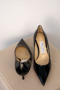 Escarpins Jimmy Choo Love 65 en cuir verni noir avec bout pointu effilé, talon stiletto 65mm, semelle cuir poli et logo métallique au talon, maroquinerie italienne
_vue de haut