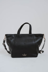 Grand sac fourre-tout Kate Spade Rosie en cuir grainé noir avec bandoulière ajustable rayée noir et blanc, fermeture éclair supérieure, logo métallique signature, pochette amovible incluse, multiples poches intérieures _ vue de face