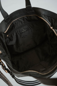 Grand sac fourre-tout Kate Spade Rosie en cuir grainé noir avec bandoulière ajustable rayée noir et blanc, fermeture éclair supérieure, logo métallique signature, pochette amovible incluse, multiples poches intérieures - Vue intérieure