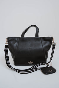 Grand sac fourre-tout Kate Spade Rosie en cuir grainé noir avec bandoulière ajustable rayée noir et blanc, fermeture éclair supérieure, logo métallique signature, pochette amovible incluse, multiples poches intérieures _ avec porte-monnaie