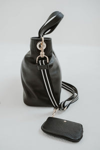 Grand sac fourre-tout Kate Spade Rosie en cuir grainé noir avec bandoulière ajustable rayée noir et blanc, fermeture éclair supérieure, logo métallique signature, pochette amovible incluse, multiples poches intérieures_ vue latérale