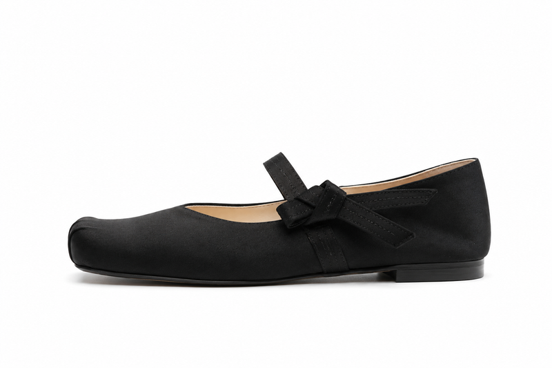 Ballerines Kenzo Oki en satin de soie noir, bout carré froncé distinctif, nœud noué délicat sur bride partiellement élastiquée, doublure cuir souple, talon renforcé en caoutchouc, fabrication italienne. vue principale1