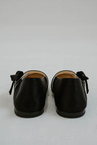 Ballerines Kenzo Oki en satin de soie noir, bout carré froncé distinctif, nœud noué délicat sur bride partiellement élastiquée, doublure cuir souple, talon renforcé en caoutchouc, fabrication italienne - vue de derrière