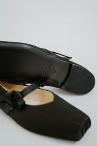 Ballerines Kenzo Oki en satin de soie noir, bout carré froncé distinctif, nœud noué délicat sur bride partiellement élastiquée, doublure cuir souple, talon renforcé en caoutchouc, fabrication italienne - semelle