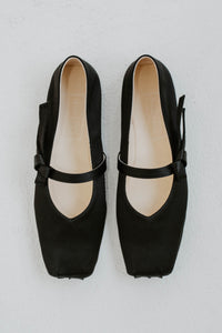 Ballerines Kenzo Oki en satin de soie noir, bout carré froncé distinctif, nœud noué délicat sur bride partiellement élastiquée, doublure cuir souple, talon renforcé en caoutchouc, fabrication italienne - vue de dessus