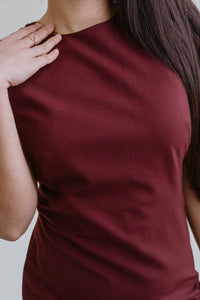 Robe midi fourreau Cabernet par Lafayette 148 en laine rouge bordeaux, manches courtes, coupe ajustée élégante - détail