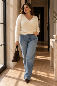 Pull cache-cœur Antonella L'AGENCE en maille nylon crème texturé, décolleté en V croisé, coupe légèrement écourtée_edito
