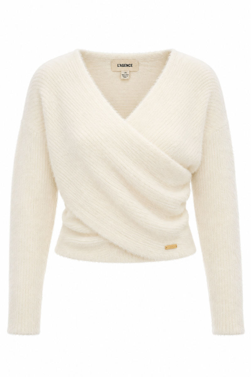 Pull cache-cœur Antonella L'AGENCE en maille nylon crème texturé, décolleté en V croisé, coupe légèrement écourtée_vue de face