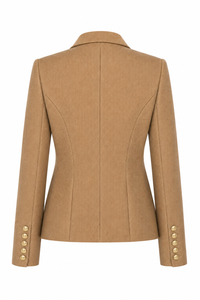 Blazer L'Agence Brooke court en twill coton latté avec fils métallisés dorés, double boutonnage croisé, épaules structurées et boutons blasonnés dorés, style californien luxe_Vue de dos
