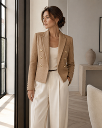 Blazer L'Agence Brooke court en twill coton latté avec fils métallisés dorés, double boutonnage croisé, épaules structurées et boutons blasonnés dorés, style californien luxe_Edito
