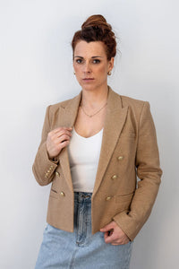 Blazer L'Agence Brooke court en twill coton latté avec fils métallisés dorés, double boutonnage croisé, épaules structurées et boutons blasonnés dorés, style californien luxe_Vue de face
