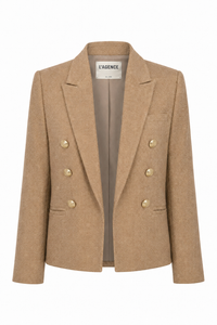 Blazer L'Agence Brooke court en twill coton latté avec fils métallisés dorés, double boutonnage croisé, épaules structurées et boutons blasonnés dorés, style californien luxe_Vue de face
