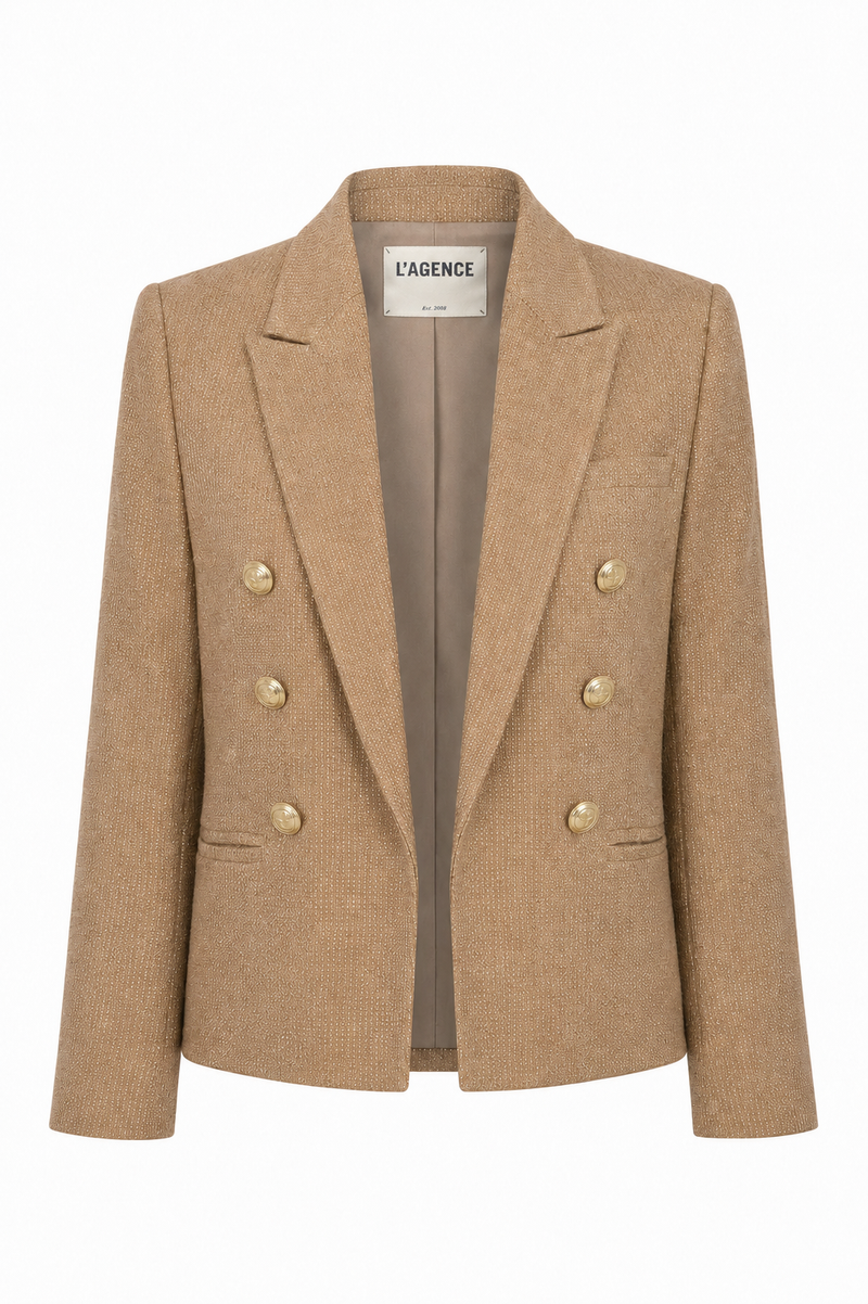 Blazer L'Agence Brooke court en twill coton latté avec fils métallisés dorés, double boutonnage croisé, épaules structurées et boutons blasonnés dorés, style californien luxe_Vue de face
