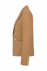 Blazer L'Agence Brooke court en twill coton latté avec fils métallisés dorés, double boutonnage croisé, épaules structurées et boutons blasonnés dorés, style californien luxe_Vue de côté