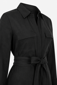 Robe-chemise L'Agence Cameron longue en mélange lin-viscose noir avec boutonnage frontal, poches à rabat, ceinture ton sur ton amovible et manches trois-quarts, style californien_Vue détails