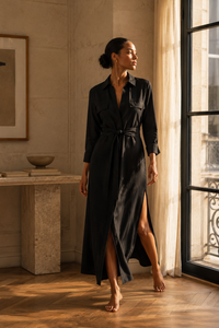 Robe-chemise L'Agence Cameron longue en mélange lin-viscose noir avec boutonnage frontal, poches à rabat, ceinture ton sur ton amovible et manches trois-quarts, style californien_edito