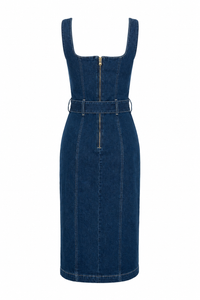 Robe midi fourreau Idy de L'AGENCE en denim stretch premium délavage Glendale bleu nuit, boutons dômes dorés embossés, double décolleté en U, ceinture coordonnée, fabriquée aux États-Unis_Vue de dos