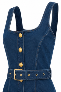 Robe midi fourreau Idy de L'AGENCE en denim stretch premium délavage Glendale bleu nuit, boutons dômes dorés embossés, double décolleté en U, ceinture coordonnée, fabriquée aux États-Unis_détails