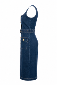 Robe midi fourreau Idy de L'AGENCE en denim stretch premium délavage Glendale bleu nuit, boutons dômes dorés embossés, double décolleté en U, ceinture coordonnée, fabriquée aux États-Unis_Vue de côté