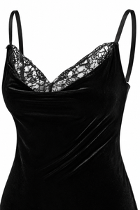 Robe maxi L'AGENCE Venice noire en velours de soie et dentelle, col bénitier en dentelle fine transparente, bretelles spaghetti ajustables, fente latérale haute, silhouette fluide longue jusqu'au sol, texture velours riche et mate_détail