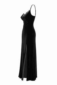 Robe maxi L'AGENCE Venice noire en velours de soie et dentelle, col bénitier en dentelle fine transparente, bretelles spaghetti ajustables, fente latérale haute, silhouette fluide longue jusqu'au sol, texture velours riche et mate_vue de côté