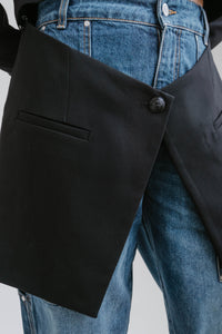 Blazer noir Cora par L'Agence avec manches détachables, coupe structurée élégante, design versatile - partie du bas détachable