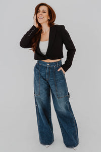 Blazer noir Cora par L'Agence avec manches détachables, coupe structurée élégante, design versatile - Version écourtée