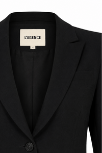 Blazer noir Cora par L'Agence avec manches détachables, coupe structurée élégante, design versatile- détail bouton