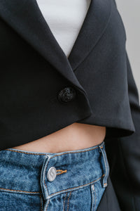 Blazer noir Cora par L'Agence avec manches détachables, coupe structurée élégante, design versatile - détail bouton avant