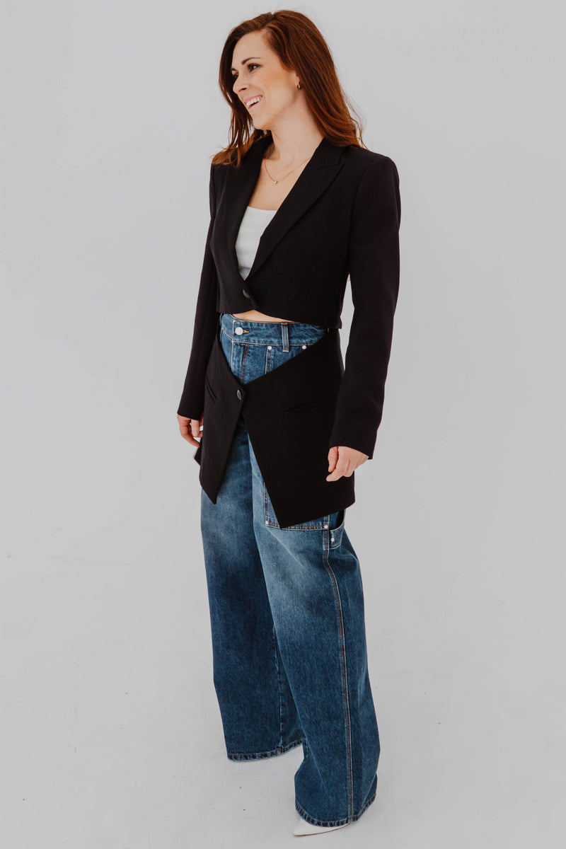 Blazer noir Cora par L'Agence avec manches détachables, coupe structurée élégante, design versatile- vue de face