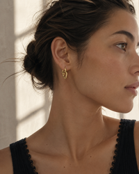 Boucles d'oreilles Gourmette Collection Maison Margiela en argent sterling 925 plaqué or jaune, double maillon ovale entrelacé, estampille numéro 11 en ovale, fermoir à cliquet, finition mate brossée dorée, taille unique_editoriale