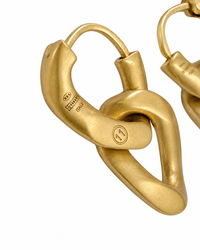Boucles d'oreilles Gourmette Collection Maison Margiela en argent sterling 925 plaqué or jaune, double maillon ovale entrelacé, estampille numéro 11 en ovale, fermoir à cliquet, finition mate brossée dorée, taille unique_détail