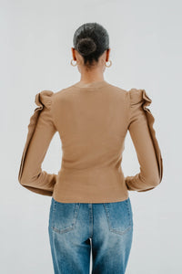 Chandail Max Mara Genero en viscose extensible brun miel, point de semence délicat, encolure ronde, silhouette ajustée taille courte, manches bouffantes à volants dramatiques, bordures côtelées fines, tricot léger non doublé - vue de dos