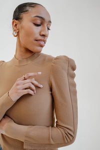 Chandail Max Mara Genero en viscose extensible brun miel, point de semence délicat, encolure ronde, silhouette ajustée taille courte, manches bouffantes à volants dramatiques, bordures côtelées fines, tricot léger non doublé - Détail manche