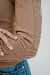 Chandail Max Mara Genero en viscose extensible brun miel, point de semence délicat, encolure ronde, silhouette ajustée taille courte, manches bouffantes à volants dramatiques, bordures côtelées fines, tricot léger non doublé - tissu