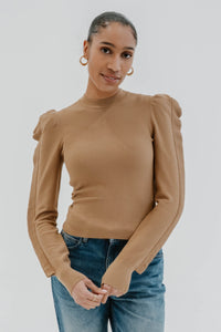 Chandail Max Mara Genero en viscose extensible brun miel, point de semence délicat, encolure ronde, silhouette ajustée taille courte, manches bouffantes à volants dramatiques, bordures côtelées fines, tricot léger non doublé - vue de face