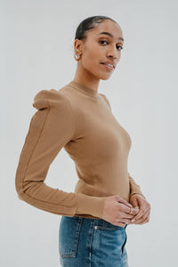 Chandail Max Mara Genero en viscose extensible brun miel, point de semence délicat, encolure ronde, silhouette ajustée taille courte, manches bouffantes à volants dramatiques, bordures côtelées fines, tricot léger non doublé - vue latérale