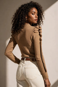 Chandail Genero Max Mara en maille point de riz brun miel à manches froncées, dos uni, porté avec un jeans crème, vue éditoriale studio de dos - PrettyInsideOut