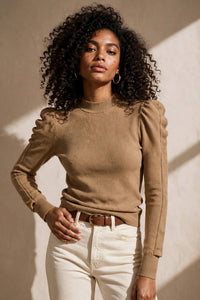 Chandail Genero Max Mara en maille point de riz brun miel à manches froncées porté avec un jeans crème et une ceinture brune, vue éditoriale studio de face - PrettyInsideOut