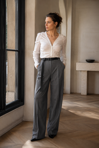 Pantalon Max Mara Juanita en laine mélangée gris anthracite avec taille haute, pinces frontales, coupe droite allongée et ceinture amovible coordonnée, tailoring italien-editoriale