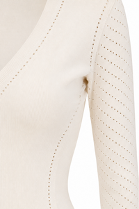 Chandail Max Mara Nadar en maille viscose beige doux avec col V profond, détails perforés ajourés à l'encolure et aux manches, coupe fluide légère_Vue détail