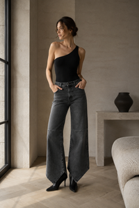 Jean Mother Dagger Flood en denim stretch gris minéral, coupe droite ajustée avec ourlet asymétrique architectural, fabriqué à Los Angeles_lifestyle