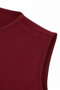 Body ajusté Mugler en jersey de nylon recyclé couleur Merlot bordeaux, avec logo Mugler embossé sur l'épaule, coupe seconde peau ultra-extensible, fabriqué au Portugal_Vue détail logo