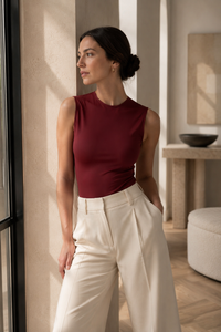 Body ajusté Mugler en jersey de nylon recyclé couleur Merlot bordeaux, avec logo Mugler embossé sur l'épaule, coupe seconde peau ultra-extensible, fabriqué au Portugal_EDITO