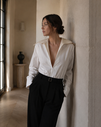 Body Mugler blanc en jersey stretch avec col pointé satiné contrastant, fermeture éclair arrière, coupe sculptante ajustée, design architectural Casey Cadwallader_LIFESTYLE