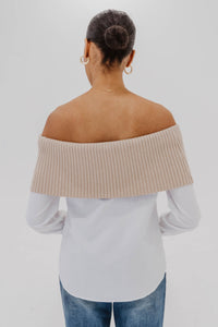 Chandail Naadam en cachemire mélangé beige côtelé avec épaules dénudées et chemise blanche intégrée, style hybride sophistiqué, silhouette moderne et structurée - vue de dos