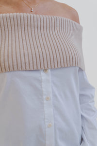 Chandail Naadam en cachemire mélangé beige côtelé avec épaules dénudées et chemise blanche intégrée, style hybride sophistiqué, silhouette moderne et structurée - détail